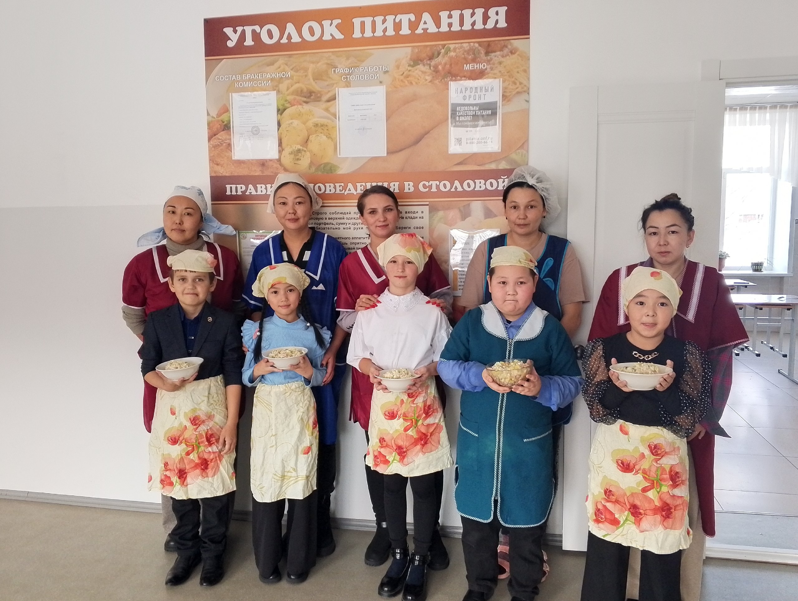 совместное приготовление блюд в школьной столовой.